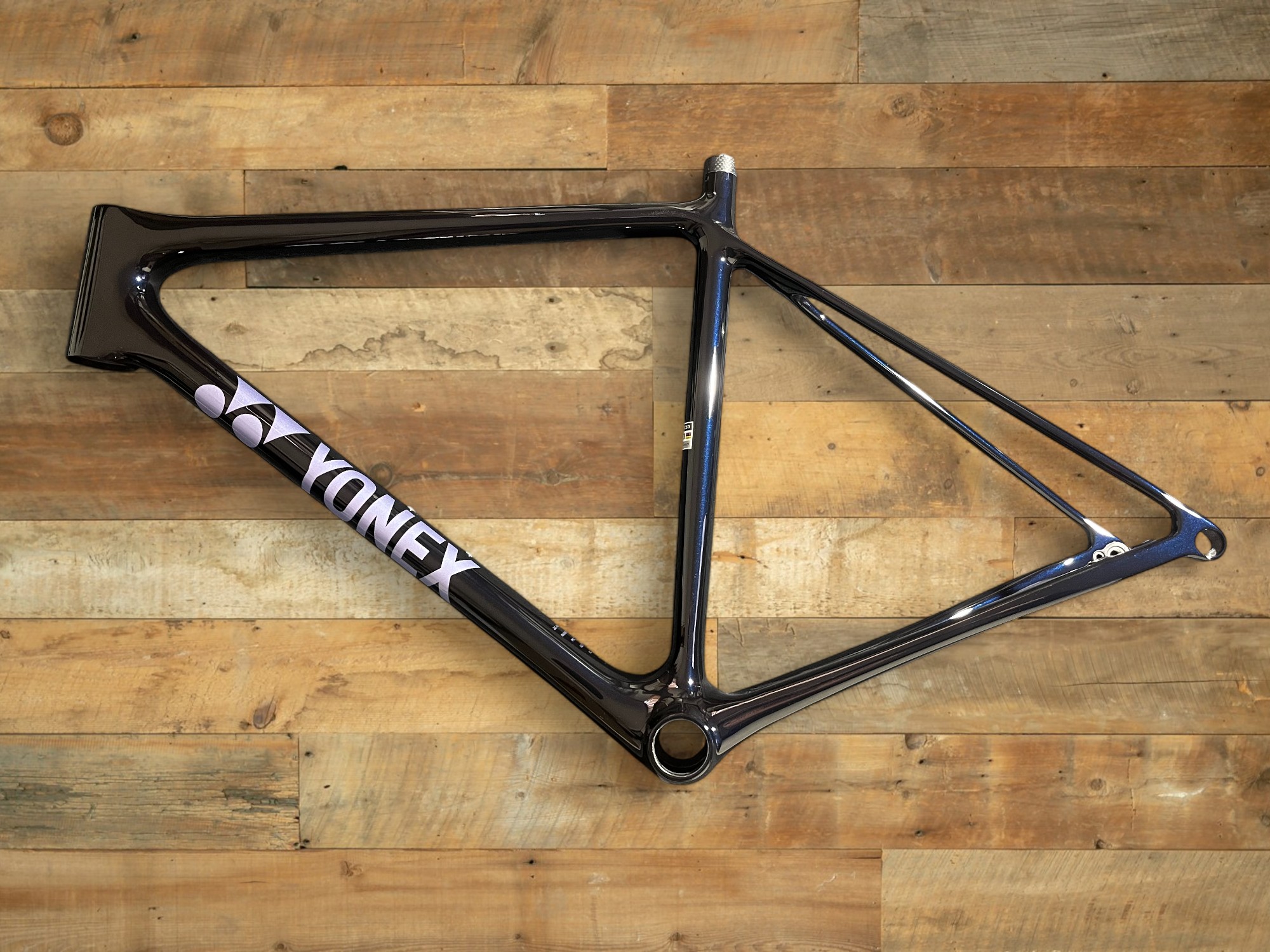 完成したヨネックス カーボネックスSLDフレーム。光の加減で浮かび上がるダークブルーの深い色味。